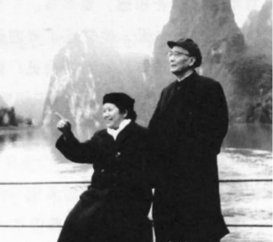 泰山上&OpenCurlyDoubleQuote;蟲二&rdquo;兩字，日本專家10年未研究透，郭沫若開口：讓我來