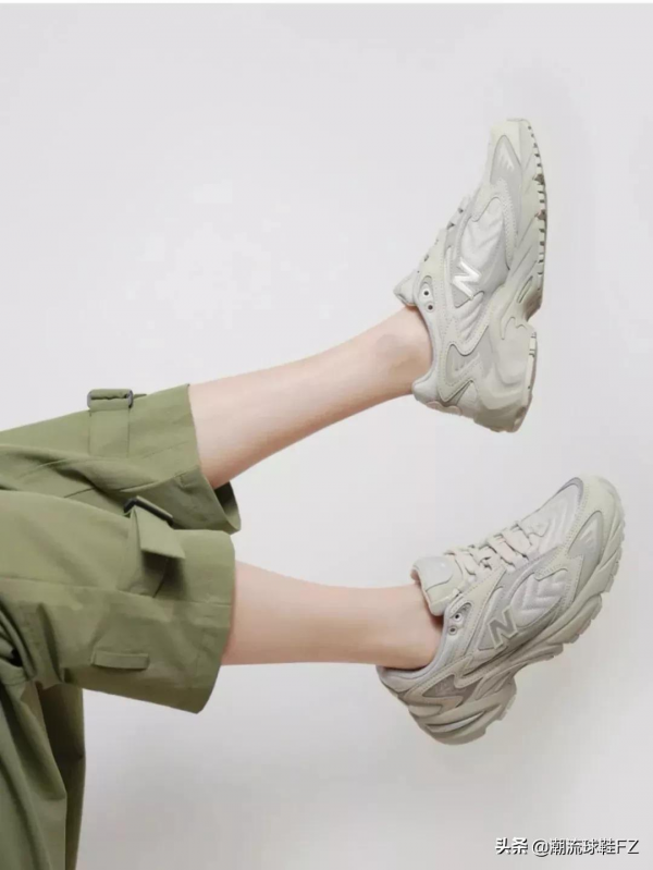 今年的黑馬跑鞋是IU李知恩腳上這雙New Balance 725？