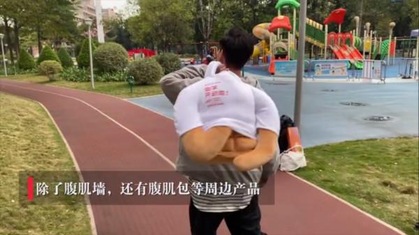 廣東一學校現“腹肌大道”，能看還能摸？網友：看了等於練了