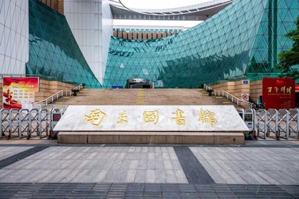 男子花一萬買一本破書，賣500萬沒成交，在拍賣會拍出2600萬天價
