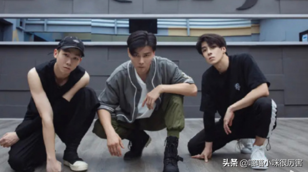 太瘦土氣大方臉，年輕時很一般，老了卻變帥的8位男星，不服不行