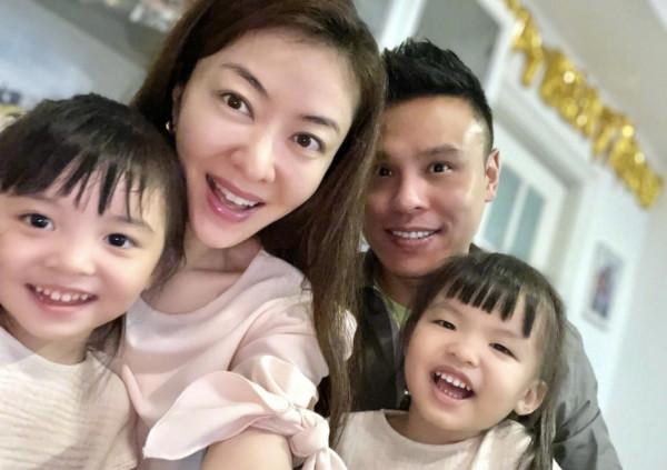 熊黛林曬與雙胞胎女兒過中秋,陽臺上做紙燈籠,母女三人開心比耶 熊黛林曬與雙胞胎女兒過中秋,陽臺上做紙燈籠,母女三人開心比耶