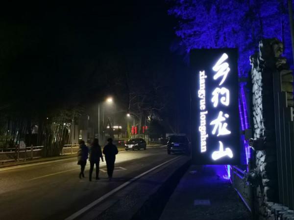 踏青早行人 作者：張鎖龍