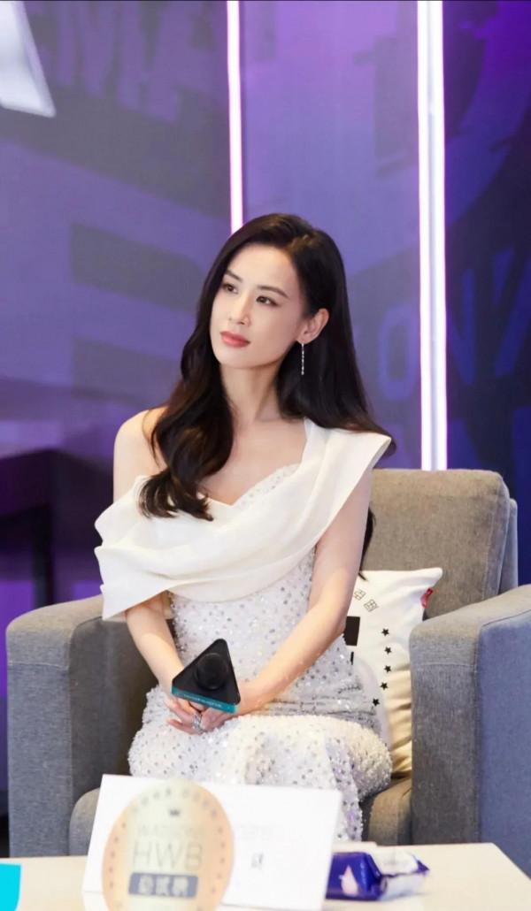 億萬富太黃聖依,面板白皙,知性優雅 億萬富太黃聖依,面板白皙,知性優雅