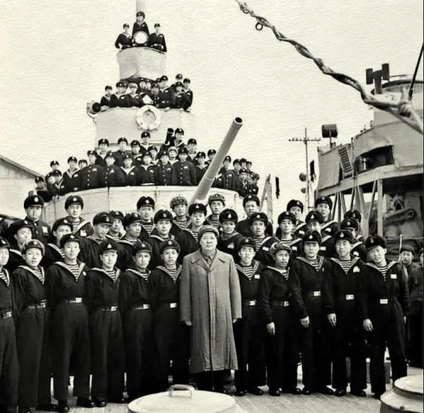 主席遊蛇山與小販攀談，被一小女孩認出，毛：我長得有點像主席喲