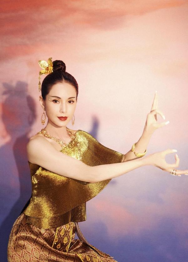 55歲李若彤真是全身閃著“金光”！打卡傣族服飾，造型個性又獨特