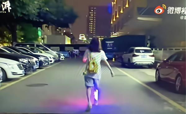 女生戴閃光假肢回應異樣眼光:你不自信,誰能給你陽光? 女生戴閃光假肢回應異樣眼光:你不自信,誰能給你陽光?