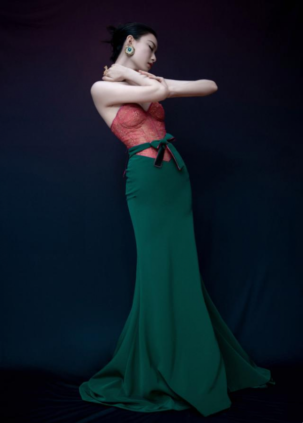 熱巴吐舌、萬茜嘟嘴、倪妮撩頭髮，女星油膩起來就沒男星什麼事了