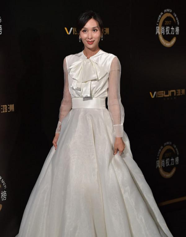 47歲楊恭如保養得真好，穿白色紗裙好溫柔，容貌氣質還是當年模樣