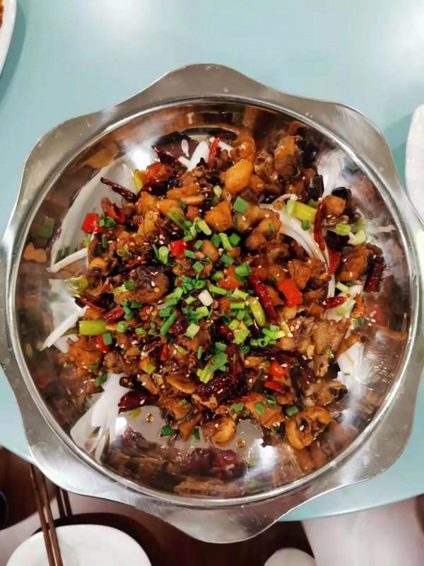 廚師長自立門戶創品牌鮮味坊，朋友們聞風而動去捧場連聲賀