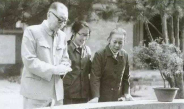 十大元帥的夫人建國後擔任什麼職務，都是什麼級別？