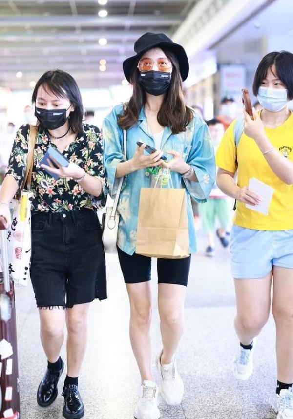 蔡文靜穿棉麻西裝套裝,雖然包裹挺嚴,但是褲子薄透能看出腿型 蔡文靜穿棉麻西裝套裝,雖然包裹挺嚴,但是褲子薄透能看出腿型