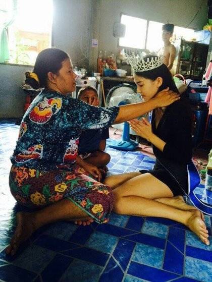 撿垃圾不丟臉！17歲貧民窟女孩勇奪選美冠軍 當街落淚跪謝拾荒母.