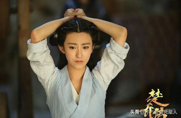 同一部劇中穿相同衣服的對比：楊冪美過佟麗婭，趙麗穎更勝一籌