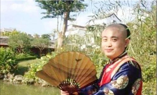 2012年慈禧後人上節目，沉迷“阿哥夢”無法自拔，舞臺上出盡洋相