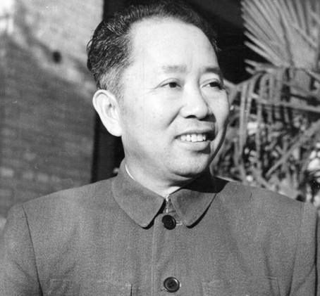 1965年，劉亞樓上將逝世，靈柩由劉少奇、林彪護送，葬禮堪比國葬