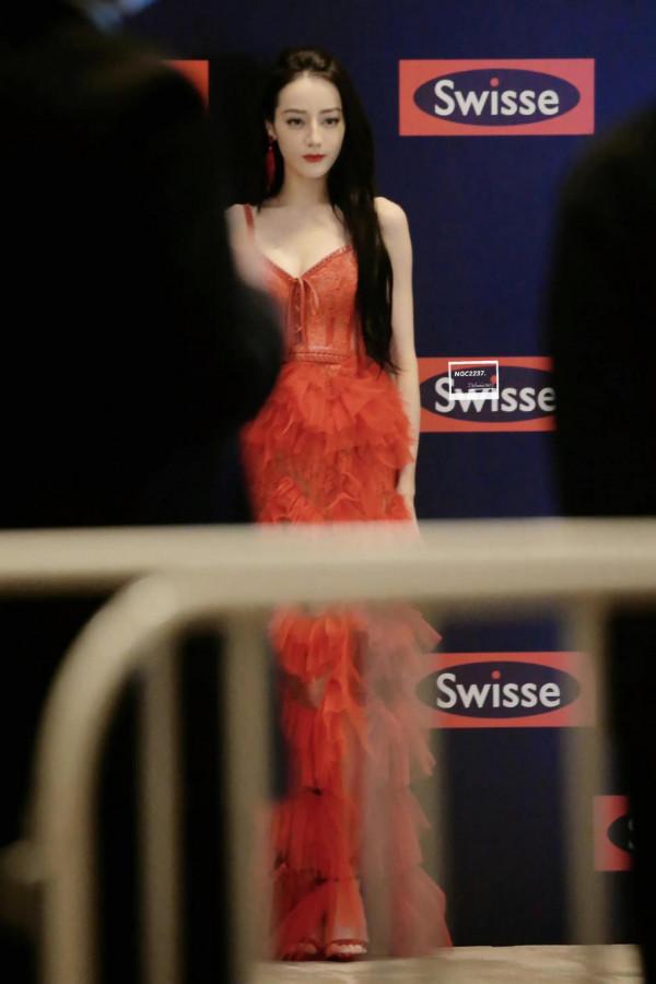 迪麗熱巴紅色吊帶開衩裙