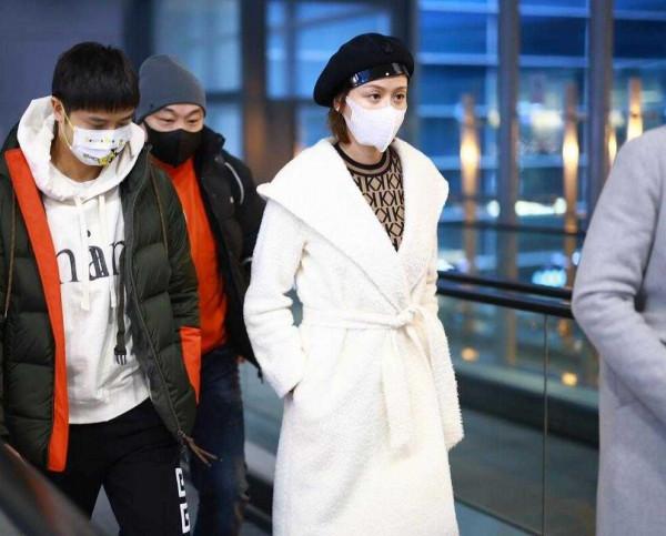 葉一茜也太時髦了！穿白色睡袍配馬丁靴走機場，別說還挺洋氣的