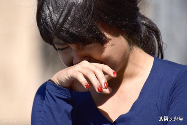 小乞丐碰瓷行駛中的汽車,無意間發現竟然是自己失散三年的兒子 小乞丐碰瓷行駛中的汽車,無意間發現竟然是自己失散三年的兒子