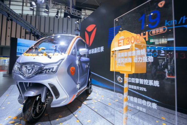 雅迪新款全封閉式電動三輪車，遮風擋雨，動力強勁，續航達100km