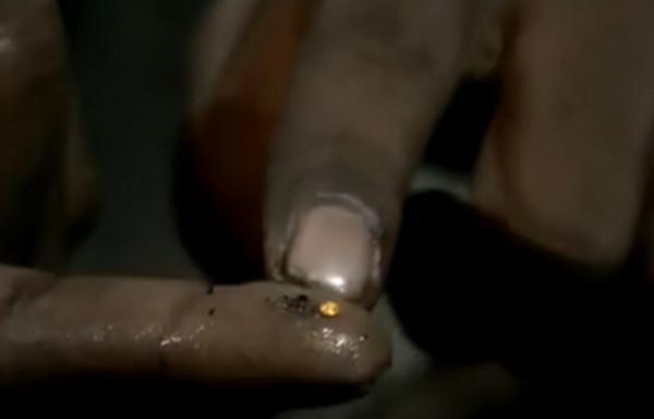 印度窮人的致富之路：用下水道的淤泥提煉黃金，一天能賺幾千元