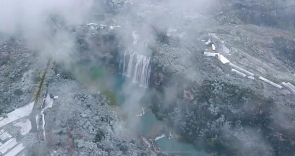 春雪紛飛染冬色 黔地皚皚似北國