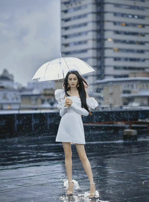 女明星撐傘照片,劉詩詩、趙麗穎、迪麗熱巴等等,你最中意誰 女明星撐傘照片,劉詩詩、趙麗穎、迪麗熱巴等等,你最中意誰