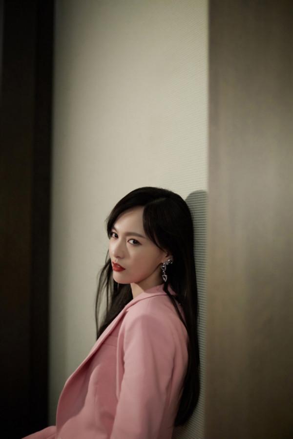 唐嫣看秀造型徹底封神!穿粉西裝盡顯央視範,塗烈焰紅唇才真開掛 唐嫣看秀造型徹底封神!穿粉西裝盡顯央視範,塗烈焰紅唇才真開掛