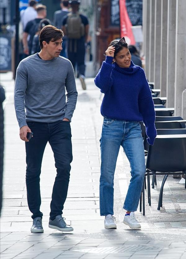 18歲華裔網球少女成紅毯寵兒！一身水鑽白裙亮相時裝週，笑容超甜