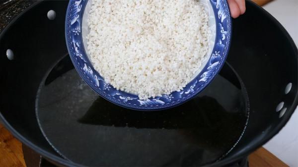 糯米不要包粽子了,往油鍋一倒,瞬間變美食,出鍋全家人搶著吃 糯米不要包粽子了,往油鍋一倒,瞬間變美食,出鍋全家人搶著吃