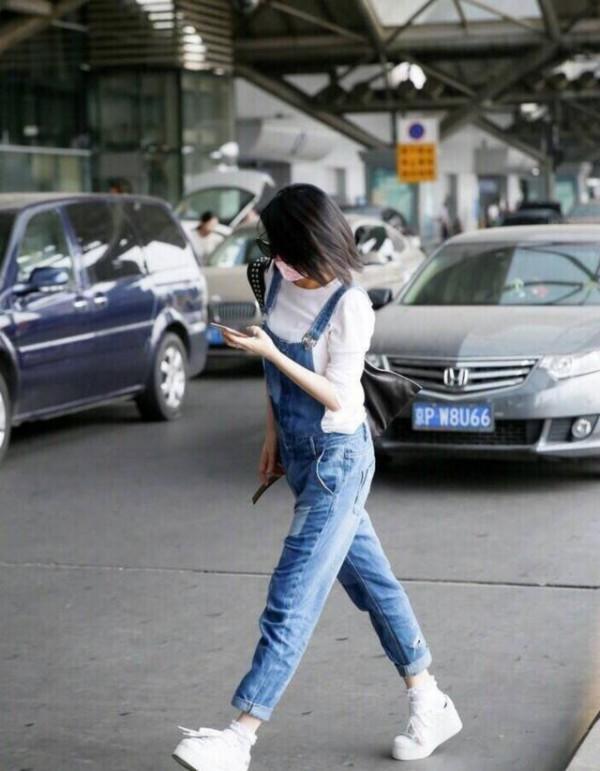 許晴完全沒有中年人的影子，年過半百穿白T恤配揹帶褲，像個少女