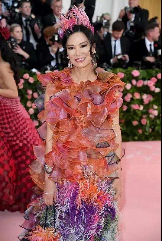 鄧文迪不愧是國際名媛，穿成“花蝴蝶”也挺高階，站哪兒都是焦點