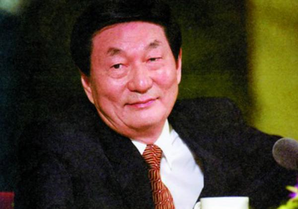 九江長江大堤決口，朱鎔基與當地領導握手板著臉，講話時偷偷擦淚