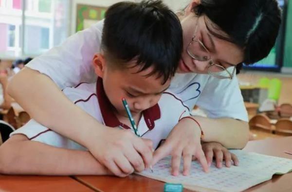 小學生作文《孤獨》，全文僅15個字卻獲滿分，字雖少但意境完美