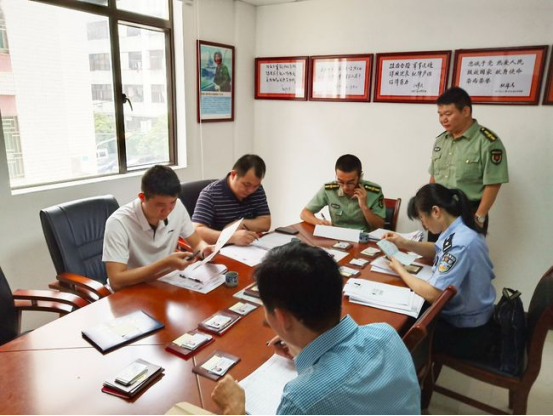 新兵去報名入伍時，要是戶口本有“拒服兵役”，三代人或將受影響