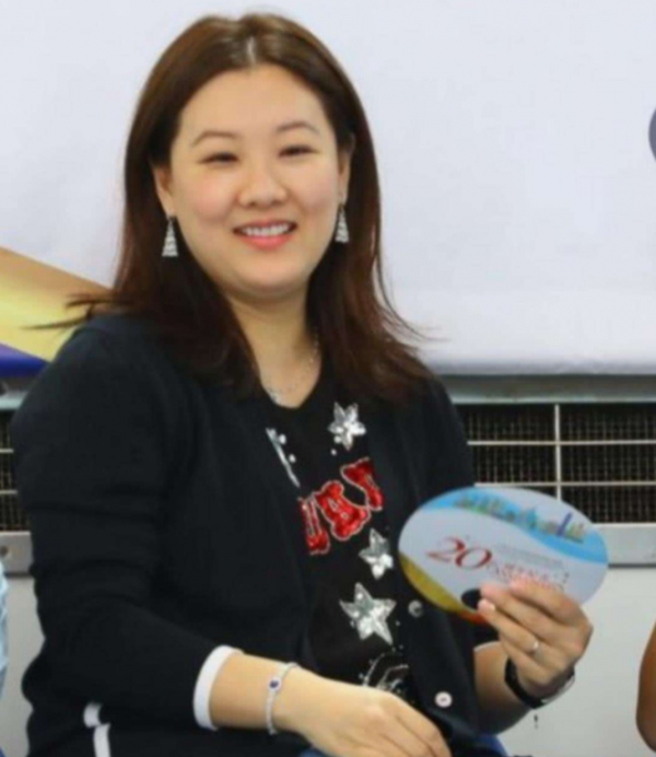 伏明霞24歲嫁50歲富商,5年生下三子女,今女兒成人禮丈夫送豪宅 伏明霞24歲嫁50歲富商,5年生下三子女,今女兒成人禮丈夫送豪宅