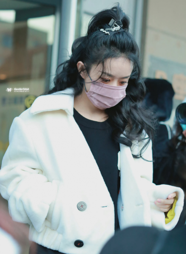 明星春晚私服暴露時尚圈地位，趙麗穎空有稱號，張小斐獲高奢認領