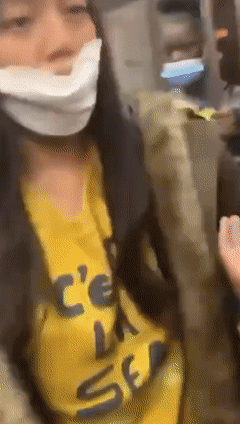 華裔女孩幫亞裔男生解圍，反遭非裔群毆！幾名男的抱頭躲避，現場無人幫忙