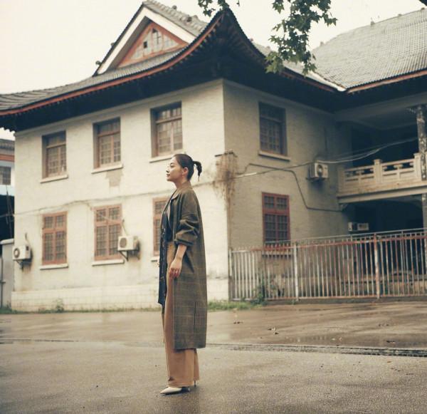 46歲梅婷逆生長，穿搭作用少不了，“穿大不穿小”的法則值得借鑑