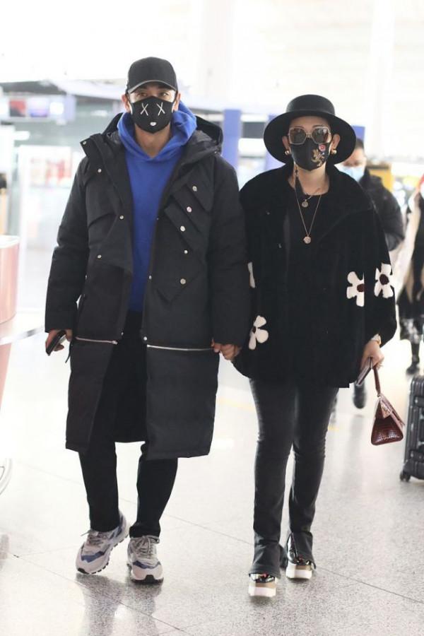 趙文卓夫婦走機場，厚重的羽絨服造型像路人，妻子打扮貴氣又時尚