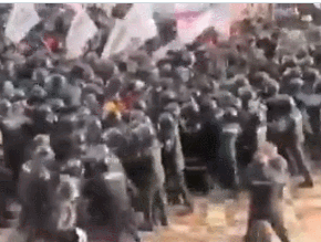 烏克蘭抗議者衝擊議會大廈 議員們經地下隧道撤離