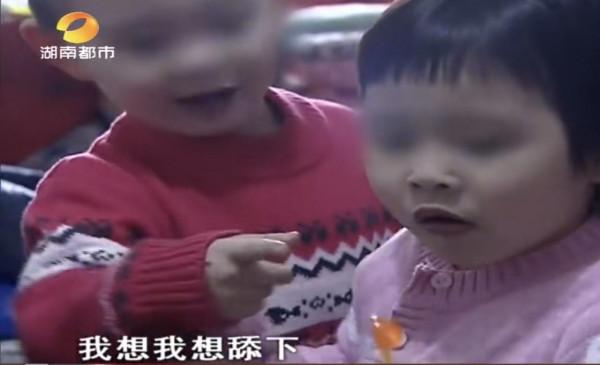 二婚夫妻年近60歲生下雙胞胎，丈夫突然生病，妻子熬夜賺錢養家