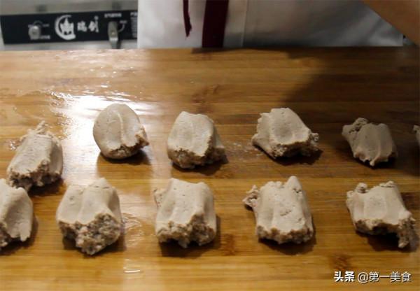 花生米別再炸了，加一碗麵粉變成餅，香酥清脆，營養早餐少不了