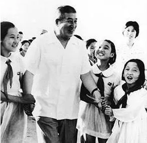 他促進西藏和平解放有功，後來又主政寧夏，晚年副國級，子女很牛