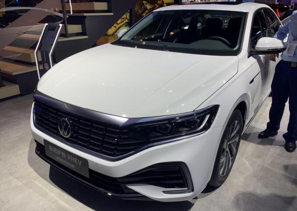 新款帕薩特PHEV外形更高階,內飾不變,操控體驗偏沉穩舒適 新款帕薩特PHEV外形更高階,內飾不變,操控體驗偏沉穩舒適