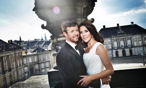 丹麥王室的11歲王子真帥氣！穿大衣顯紳士感，雙胞胎妹妹顏值輸了