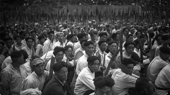 無名村遭日軍精準襲擊，300人魂斷薛莊，偵察班長竟成頭號嫌疑人