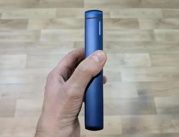 奇葩智慧手機充電寶中合體,文能娛樂,武能防身,遇到危險變板磚 奇葩智慧手機充電寶中合體,文能娛樂,武能防身,遇到危險變板磚