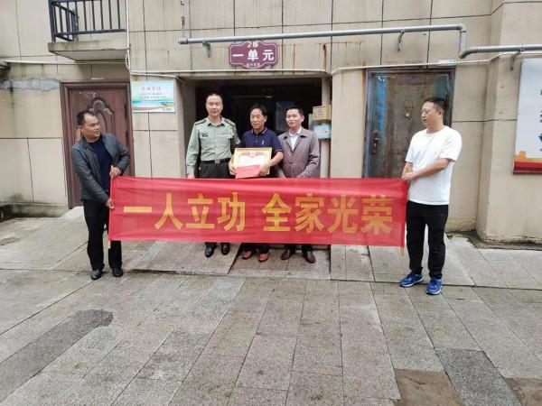 立功喜報，送到家了！——武警第一機動總隊某支隊開展為立功軍人家庭送喜報活動