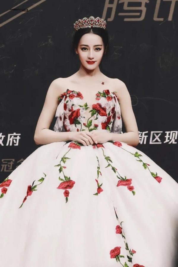 你永遠可以相信迪麗熱巴的紅毯造型，那些驚豔的造型，你見過幾套